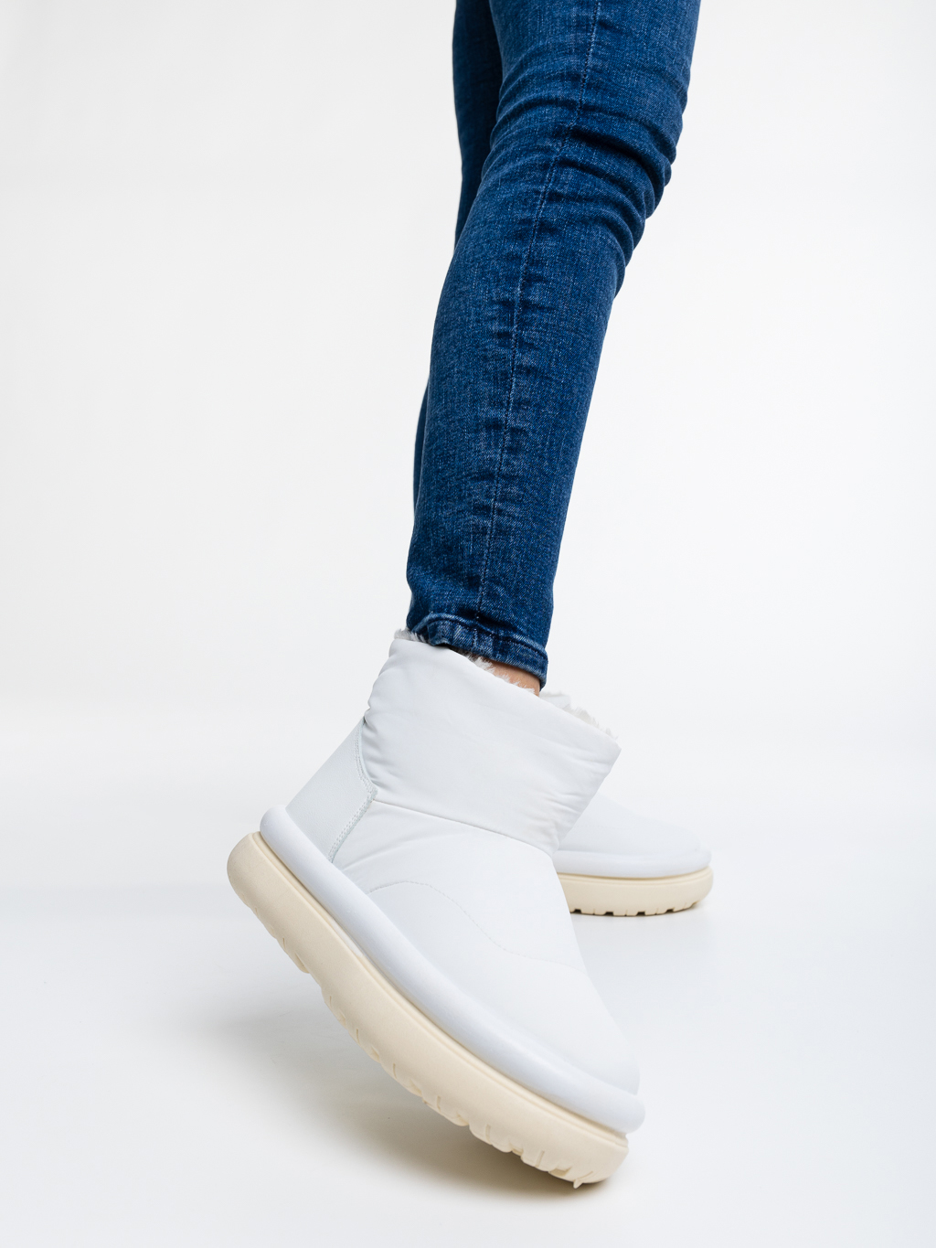 Γυναικείες μπότες λευκά από οικολογικό δέρμα και ύφασμα Leola, 2 - Kalapod.gr