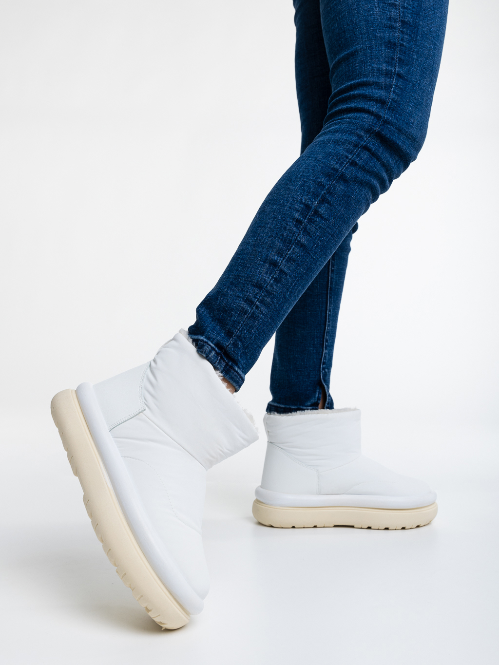 Γυναικείες μπότες λευκά από οικολογικό δέρμα και ύφασμα Leola - Kalapod.gr