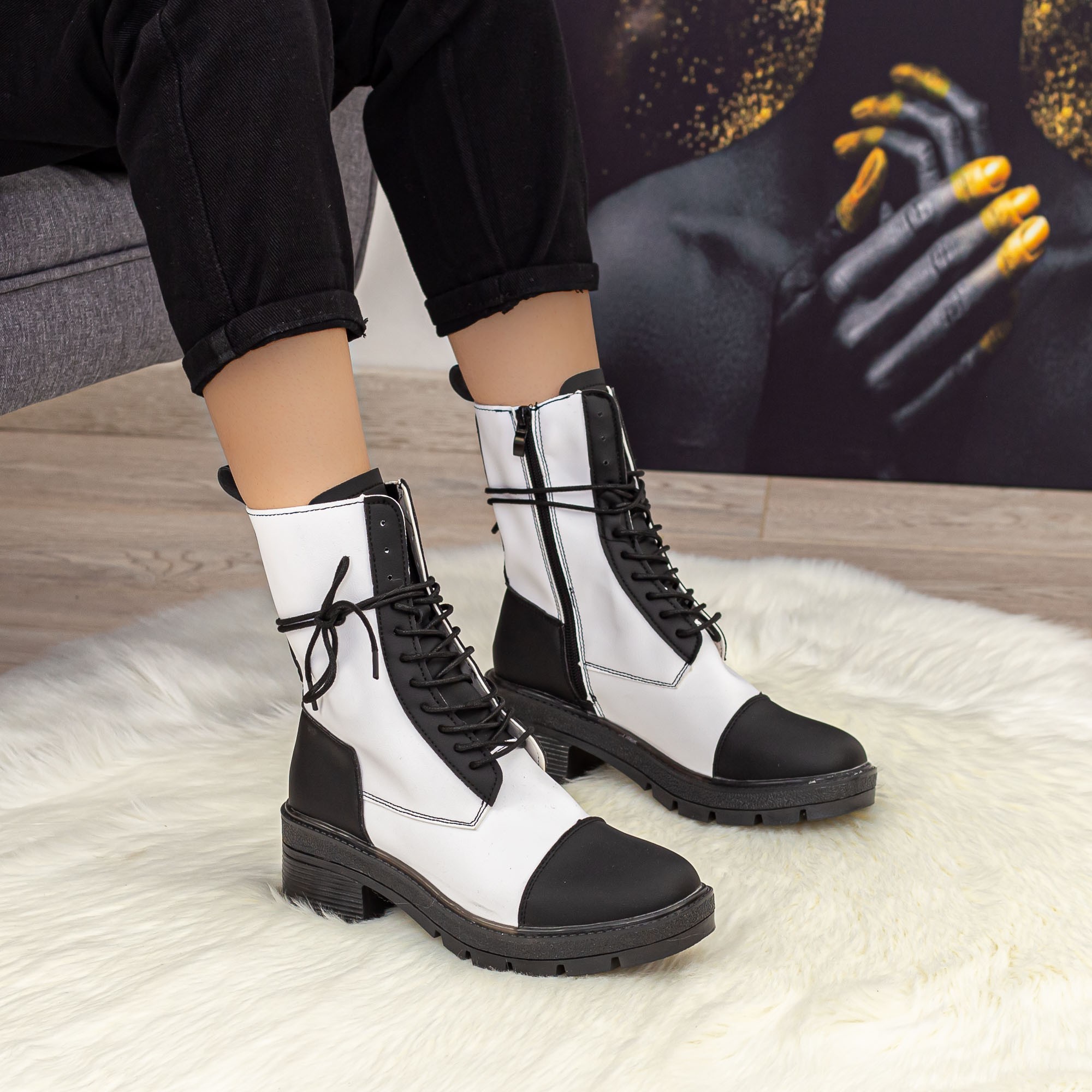 Γυναικείες κοντές μπότες Enada Μαύρο-Λευκό - Kalapod.gr Γυναικείες κοντές μπότες Enada Μαύρο-Λευκό - Kalapod.gr