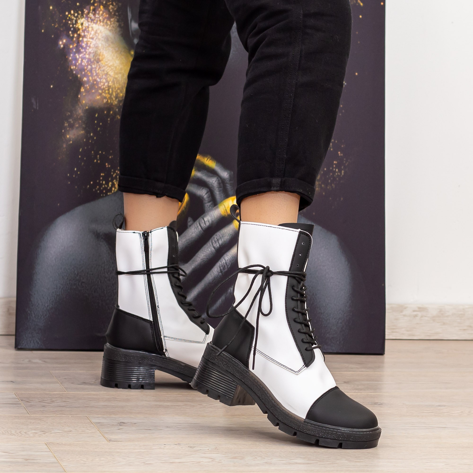 Γυναικείες κοντές μπότες Enada Μαύρο-Λευκό, 4 - Kalapod.gr Γυναικείες κοντές μπότες Enada Μαύρο-Λευκό, 4 - Kalapod.gr