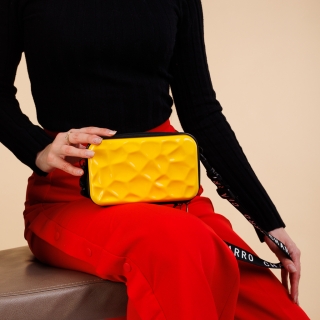 Γυναικεία τσάντα καλλυντικών κίτρινη από ακρυλικό  Carlota - Kalapod.gr