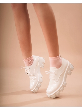 Γυναικεία Παπούτσια, Γυναικεία casual παπούτσια λευκά από οικολογικό λακαρισμένο δέρμα  Tayla - Kalapod.gr