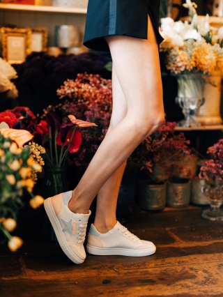 Big Summer Clearance - Εκπτώσεις Γυναικεία αθλητικά παπούτσια λευκά με μπλε από οικολογικό δέρμα Yeva Προσφορά