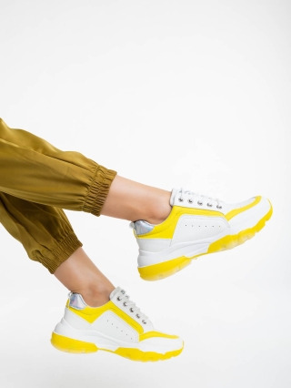 Γυναικεία Αθλητικά Παπούτσια, Γυναικεία αθλητικά παπούτσια λευκά με κίτρινο από οικολογικό δέρμα Mona - Kalapod.gr