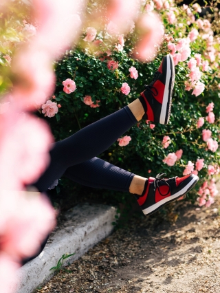 Γυναικεία Αθλητικά Παπούτσια, Γυναικεία αθλητικά παπούτσια κόκκινα με μαύρο από οικολογικό δέρμα Remmie - Kalapod.gr