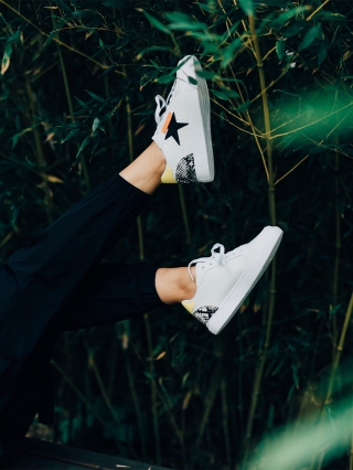 ΓΥΝΑΙΚΕΙΑ ΥΠΟΔΗΜΑΤΑ, Γυναικεία αθλητικά παπούτσια λευκά με μαύρο από οικολογικό δέρμα Yeva - Kalapod.gr