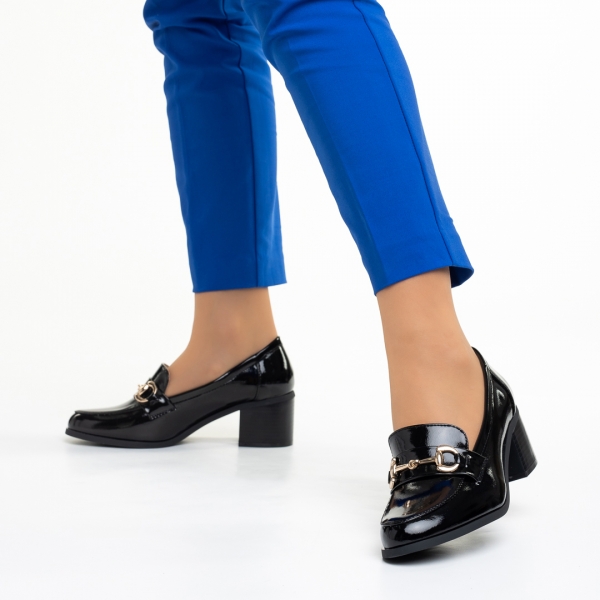 Γυναικεία παπούτσια  μαύρα από οικολογικό δέρμα  λουστρίνι με τακούνι Ilonka, 3 - Kalapod.gr