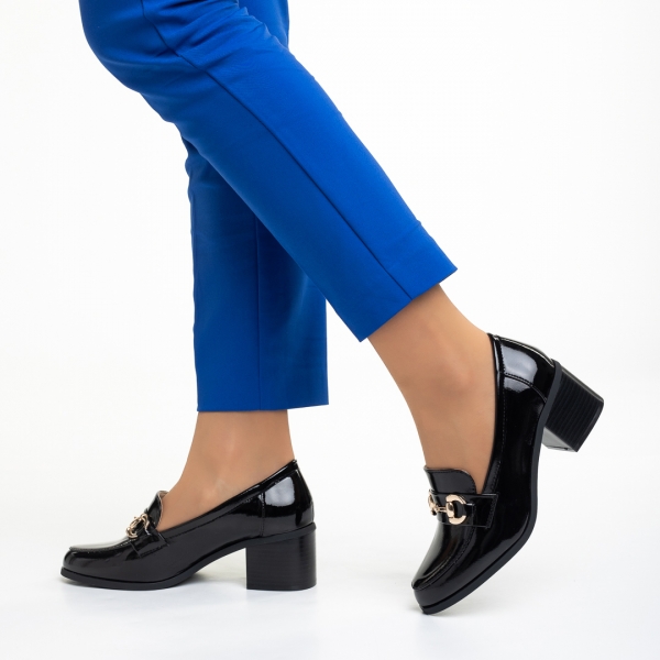 Γυναικεία παπούτσια  μαύρα από οικολογικό δέρμα  λουστρίνι με τακούνι Ilonka, 4 - Kalapod.gr