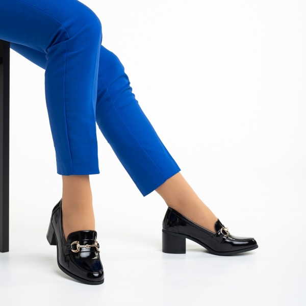 Γυναικεία παπούτσια  μαύρα από οικολογικό δέρμα  λουστρίνι με τακούνι Ilonka, 5 - Kalapod.gr