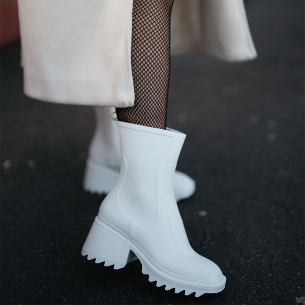 Γυναικείες μπότες  λευκά από συνθετικό ύλικο Sumeya - Kalapod.gr
