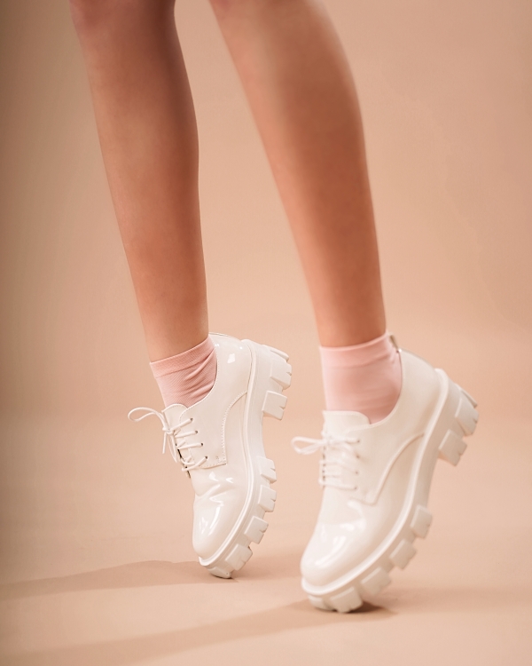 Γυναικεία casual παπούτσια λευκά από οικολογικό λακαρισμένο δέρμα  Tayla - Kalapod.gr