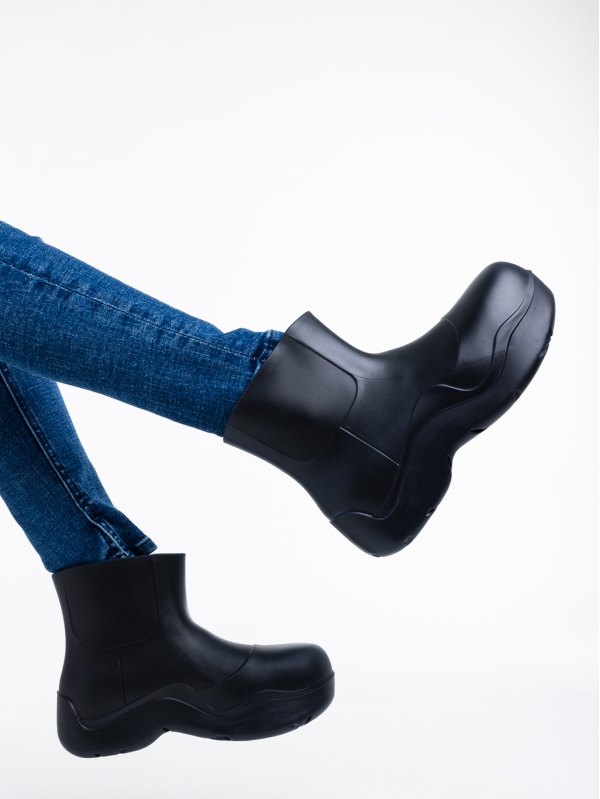 Γυναικείες μπότες μαύρα από καουτσούκ Apolena, 4 - Kalapod.gr