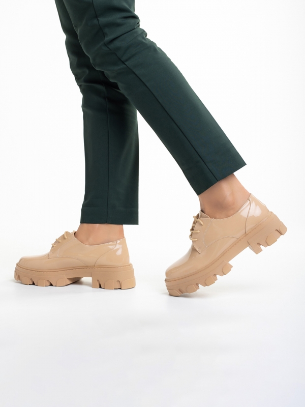 Γυναικεία casual παπούτσια μπεζ από οικολογικό λακαρισμένο δέρμα  Tayla, 2 - Kalapod.gr