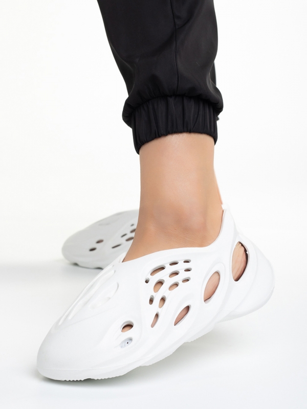 Γυναικεία αθλητικά παπούτσια  λευκά  από πολυουρεθάνη Grania, 2 - Kalapod.gr