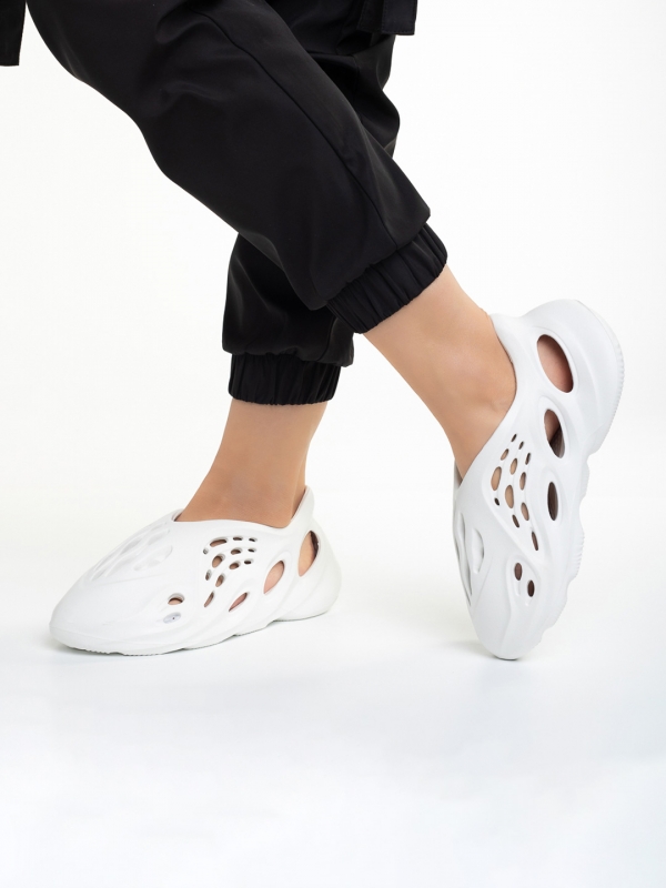 Γυναικεία αθλητικά παπούτσια  λευκά  από πολυουρεθάνη Grania, 4 - Kalapod.gr