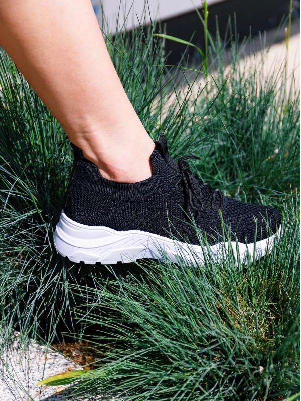 Γυναικεία αθλητικά παπούτσια  μαύρα με λευκό από ύφασμα  Velia - Kalapod.gr