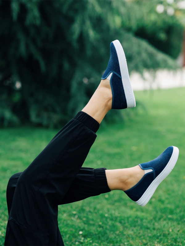 Γυναικεία αθλητικά παπούστσια  μπλε σκούρο   από ύφασμα Lorinda - Kalapod.gr
